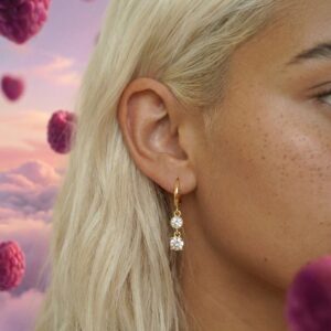 Σκουλαρίκια κρίκοι από ατσάλι σε χρυσό χρώμα με δύο λευκές πέτρες 1,5 cm (Y7)